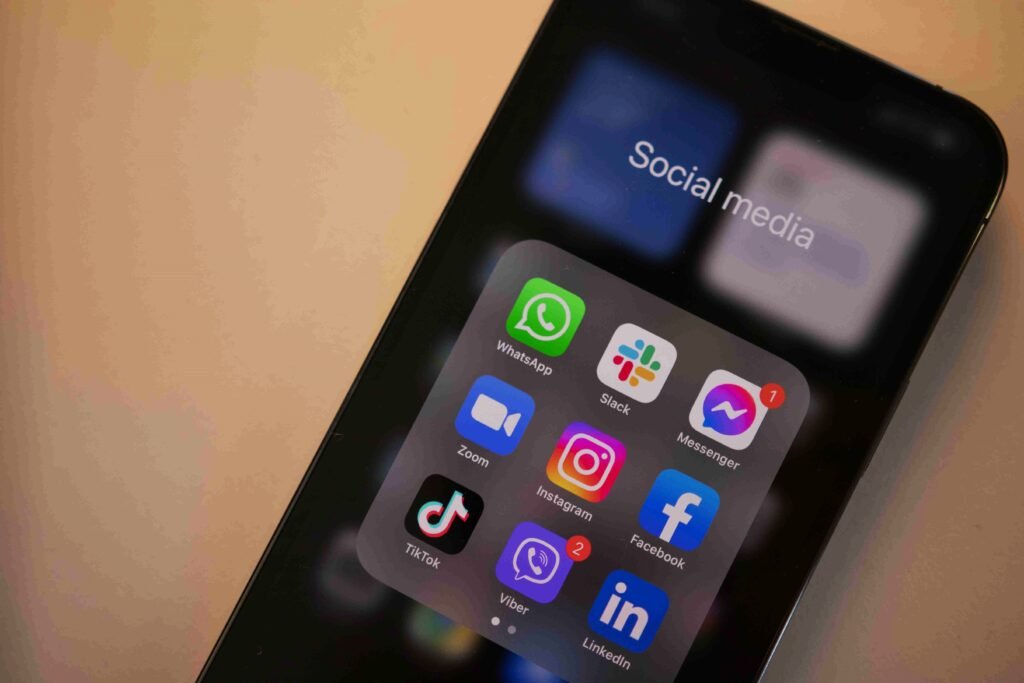 Simple Social Media Growth Strategies for New Creators and Small Businesses